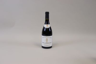 une bouteille de vin posée sur une table
