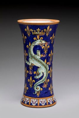 un vase bleu orné d'un dragon, posé sur une table