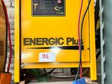 une machine jaune posée sur une palette
