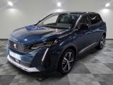 la voiture bleue est garée sur le sol à carreaux d'une pièce