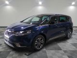 une camionnette bleue garée sur un sol à damier dans un garage
