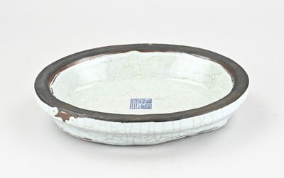 un bol blanc avec un bord marron sur un fond blanc