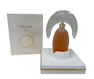 Le flacon de parfum se trouve dans une boîte blanche ornée d'ailes d'ange.