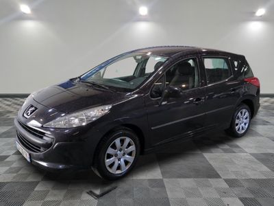 la photo d'une voiture noire garée dans un garage