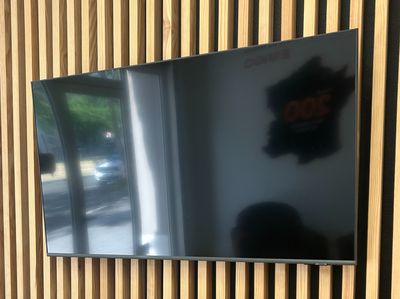 une télévision accrochée au mur dans un coin de la pièce