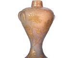 un vase posé sur une surface blanche