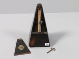 un petit instrument de musique posé sur une table