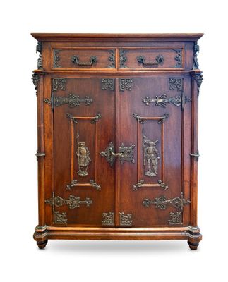 une photo d'un meuble ancien en bois dont les portes sont ornées de sculptures