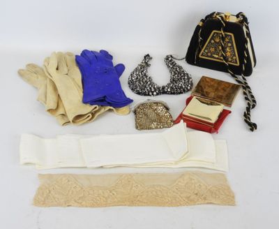 un assortiment d'accessoires pour femmes, comprenant un sac à main, des gants et un sac à main