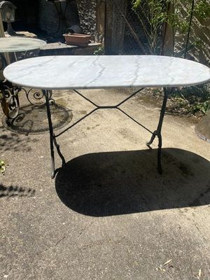 une table dont le plateau est en marbre