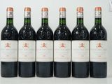 six bouteilles de vin rouge sont alignées sur une table