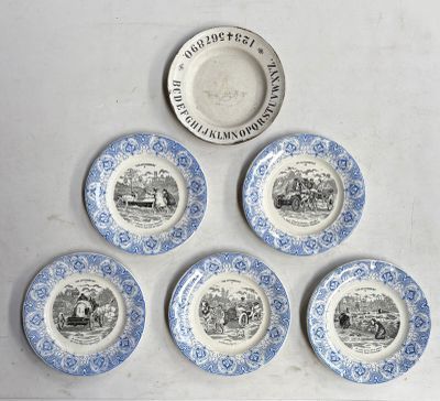 six assiettes bleues et blanches ornées d'une illustration représentant une scène de vie à la ferme