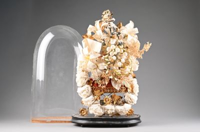 une cloche en verre ornée d'un motif doré