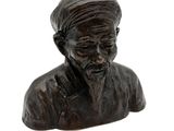 statue d'un vieil homme portant un turban sur la tête