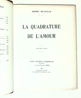 un livre ouvert avec une image en noir et blanc