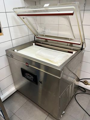 une photo d'une machine à glaces professionnelle dans une cuisine