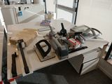 un bureau blanc sur lequel se trouvent tout un tas d'outils