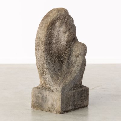 sculpture en béton représentant la tête d'une femme posée sur un socle