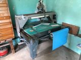 une machine qui se trouve dans une pièce aux murs bleus