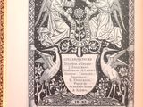 un vieux livre sur lequel figurent des anges et un oiseau