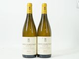 deux bouteilles de vin blanc posées l'une à côté de l'autre sur une table
