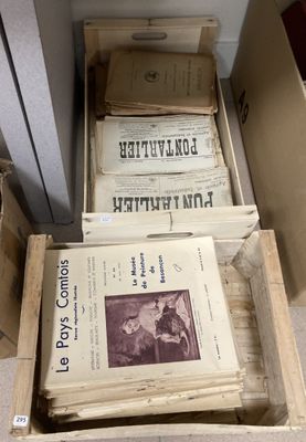 de nombreux livres anciens dans une caisse en bois posée par terre