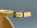 le talon d'une paire de chaussures munie d'une boucle