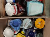 une boîte en carton remplie d'articles divers liés au café