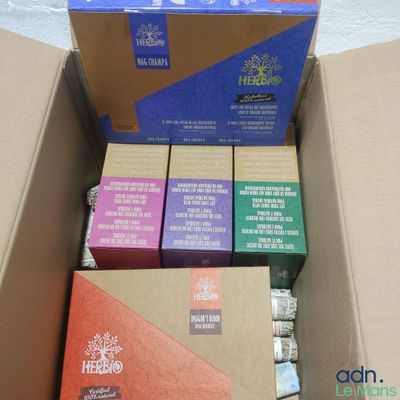 une boîte en carton remplie de boîtes de différentes couleurs
