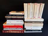 plusieurs livres empilés sur une table