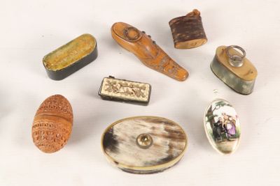 a lot of small objects that are on a table