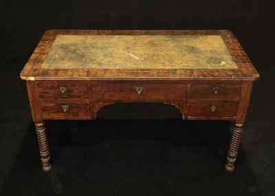 un bureau ancien avec un plateau en marbre et des pieds en bois, sur fond noir