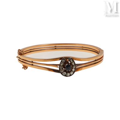 une image montrant un gros plan d'un bracelet sur fond blanc