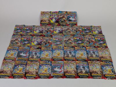 une pile de cartes pokemon posées les unes sur les autres
