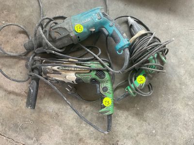 de nombreux outils qui traînent par terre