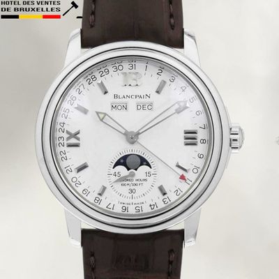 Gros plan sur une montre-bracelet à cadran blanc