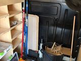 un petit espace de rangement à l'arrière d'une camionnette