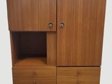une image d'un meuble en bois avec deux tiroirs et une porte