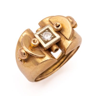 l'image d'une bague en or sertie d'un diamant