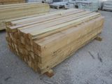 de nombreuses pièces de bois empilées les unes sur les autres