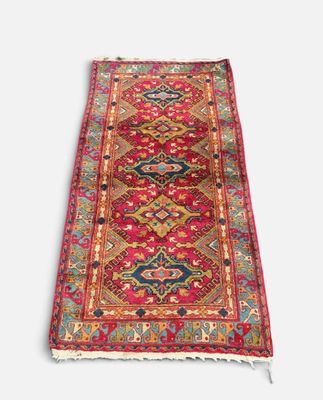 un tapis rouge et bleu à motifs