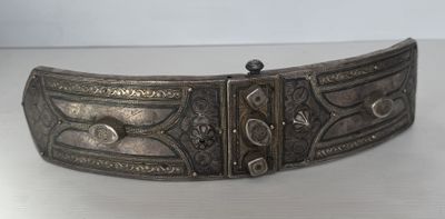 une image représentant une ceinture métallique ornée d'un motif