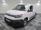 la camionnette blanche est garée sur le sol en damier d'une pièce