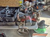 une table sur laquelle sont posés de nombreux outils, dans un garage