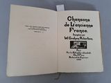 un livre ouvert sur lequel figure une image en noir et blanc