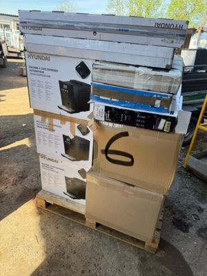 une pile d'appareils électroniques posée sur une palette