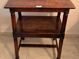une petite table en bois surmontée d'une étagère
