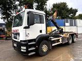 un camion blanc avec une grue à l'arrière