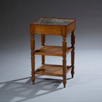 une petite table en bois avec un plateau en marbre