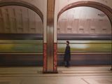 un homme qui se tient devant un train
